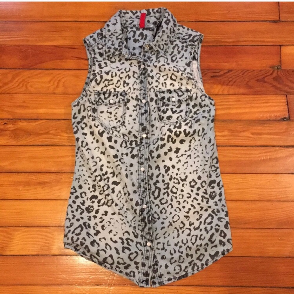 H&M leopard print sleeveless button up top